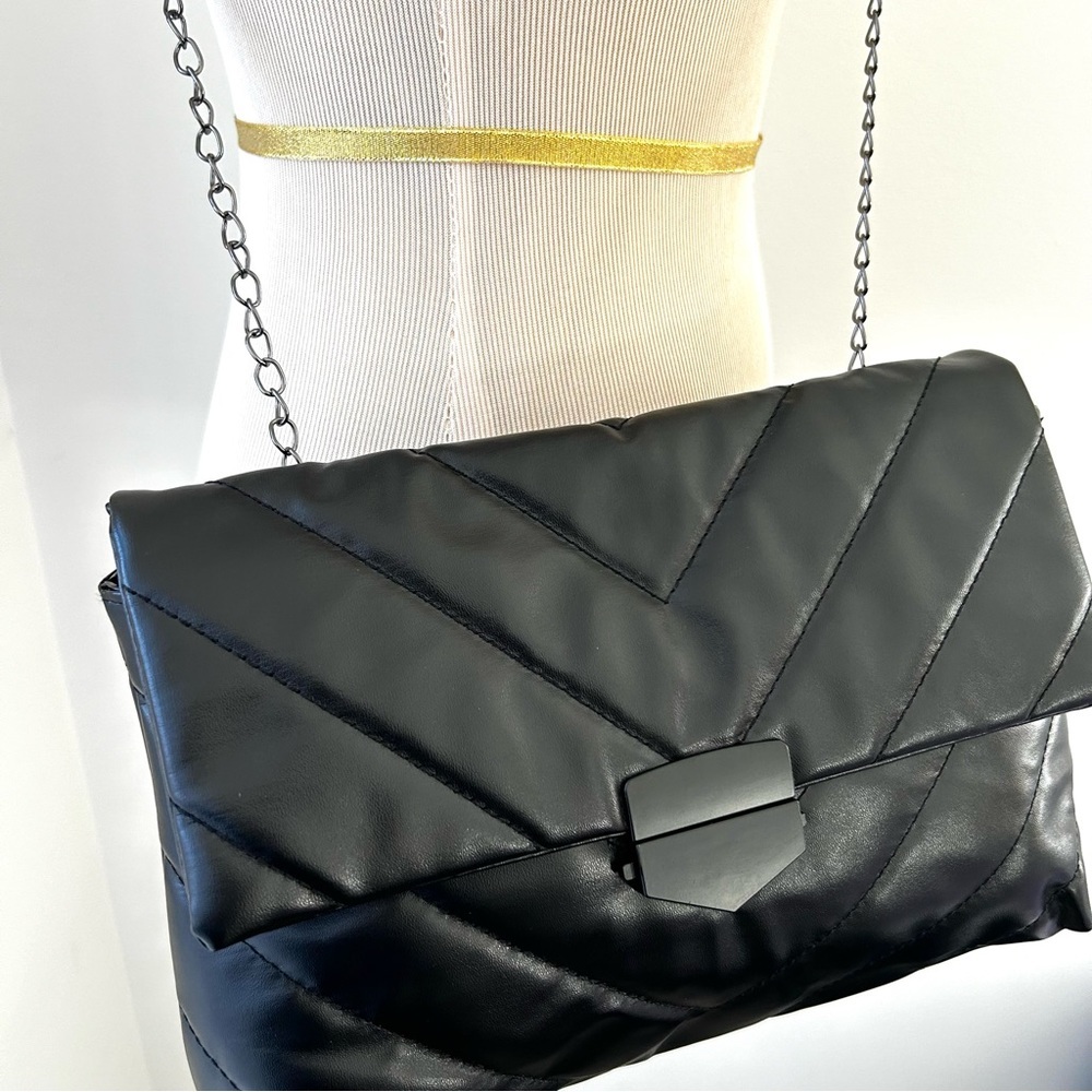 🌸NWT Black Vegan Leather Crossbody Bag. Chevron Design. - Picture 4 of 8